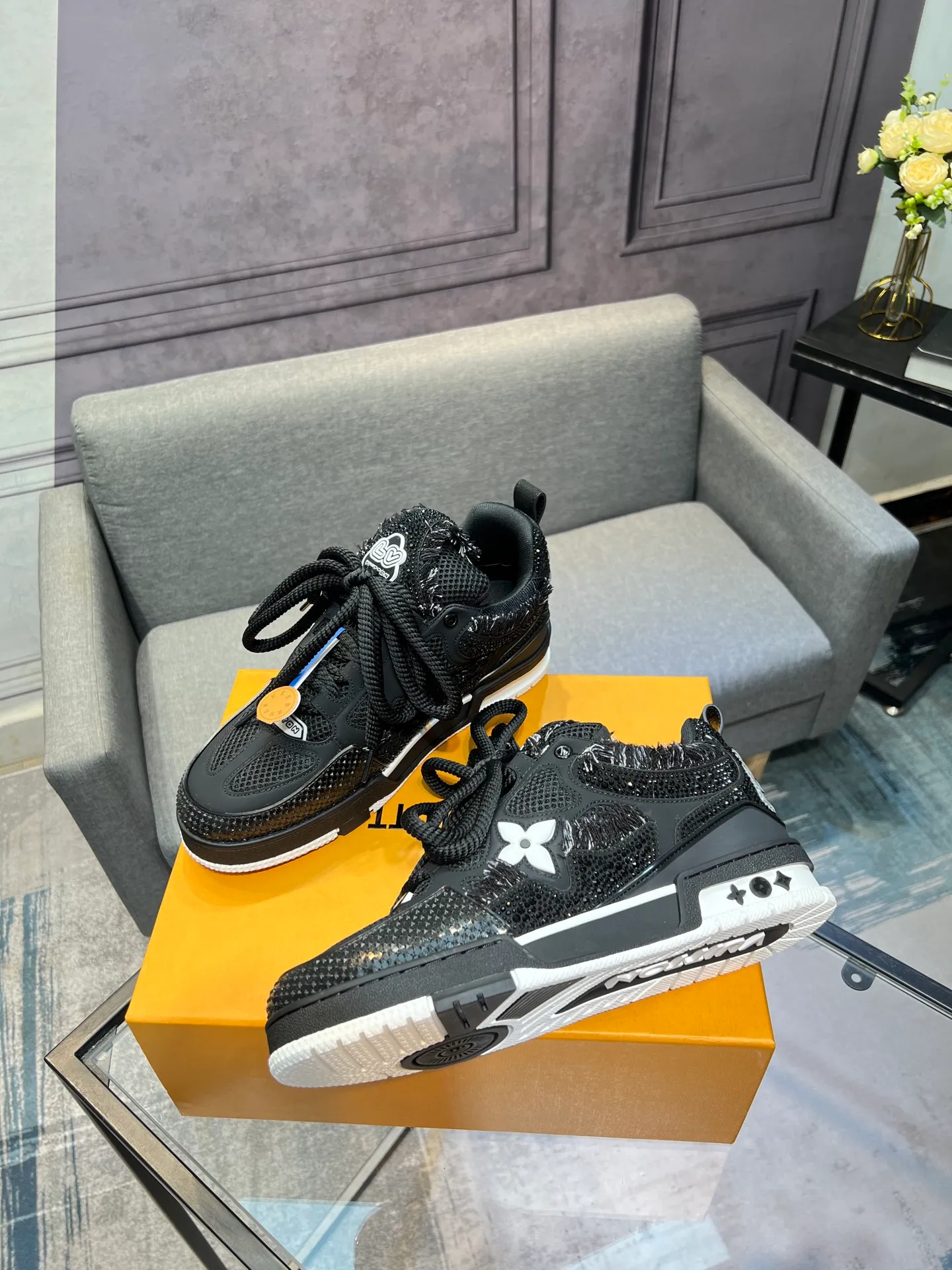 Men's men's shoes💰840 LV top version Jigglypuff new model Purchasing quality LV~Louis Vuitton LV TRAINER's best-looking sneakers, Donkey Brand strongly recommends new products, official website limited edition retro basketball sneakers! Both high-top and low-top models spent money to purchase 1:1 accurate reproductions of the originals. The details are invincible and full of sincerity. The imported custom-made original cowhide leather is the same as the original package. The details are 100% restored. The private model customizes the original one-piece TPU outsole. It is different from other brands. Without the original version, this effect cannot be achieved!                Men's and women's models 35-40 39-45 (46 is custom-made and cannot be returned or exchanged)